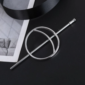 Vue détaillée d'un pic à cheveux argenté minimaliste avec design circulaire creux