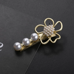 Elegante pinza de aleación dorada con perlas blancas y un delicado diseño de flor de cinco pétalos