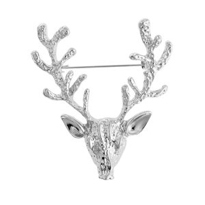 Broche tête de cerf argentée élégante avec texture martelée sur fond blanc pour vêtements