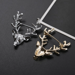 Broches tête de cerf élégantes en or et argent avec textures métalliques pour foulards