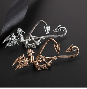 Detailansicht der Drachenflügel-Ohrklemmen in Antik-Silber und Bronze-Optik