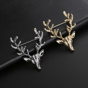 Broches tête de cerf élégantes en or et argent avec texture sur cuir noir