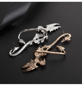 Detailaufnahme der Drachen-Ohrklemme in Bronze und Silber mit Schuppentextur