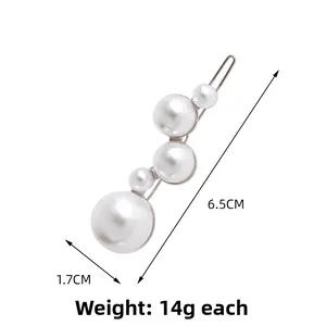 Détail de la barrette en alliage argenté avec perles, mesurant 6,5 cm et pesant 14 g