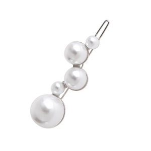 Vue détaillée d'une barrette argentée avec cinq perles blanches brillantes au design ondulé