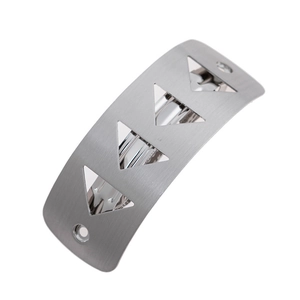 Detalle de pinza para el pelo de metal plateado mate con recortes triangulares cepillados