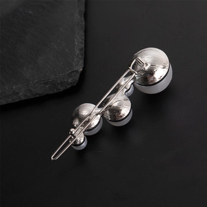 Barrette à cheveux minimaliste en alliage avec quatre perles blanches sur base argentée