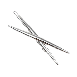 Pince à cheveux minimaliste argentée en forme de X en acier inoxydable poli pour femme