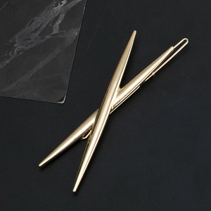 Barrettes à cheveux minimalistes en métal doré en forme de X avec finition polie