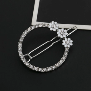 Barrette à cheveux circulaire en strass avec trois délicates fleurs de marguerite blanches