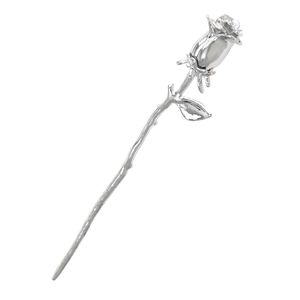 Épingle à cheveux rose en métal argenté vintage avec détails sculptés sur fond blanc