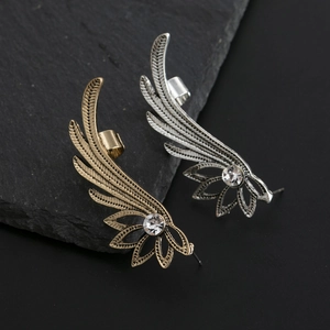 Cuff d'oreilles ailes d'ange avec de longs pompons et zircon brillant en finition or et argent