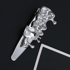 Pince à cheveux en métal liquide argenté avec texture lave et cristal rectangulaire