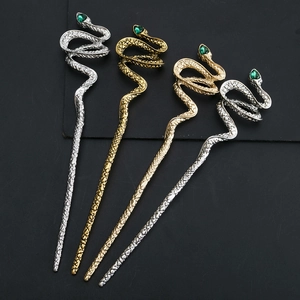 Détail d'épingles à cheveux en forme de serpent avec pierres vertes en or et argent