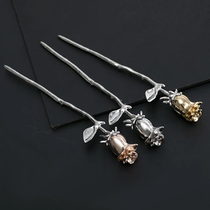 Épingles à cheveux rétro en métal avec roses en or argent et or rose sur socle
