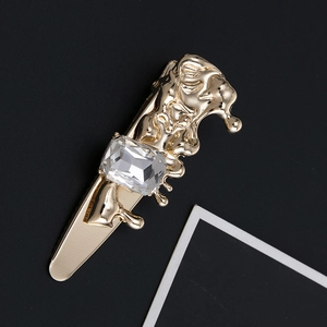 Pince à cheveux dorée style lave avec grand cristal rectangulaire au design fluide