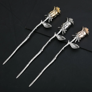 Détail d'épingles à cheveux rose en métal doré, argenté et or rose avec feuilles