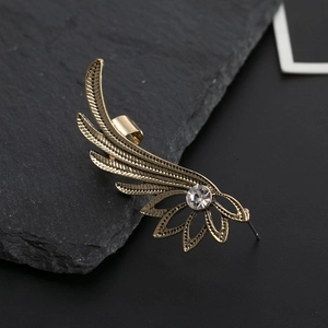 Boucle d'oreille manchette aile d'ange dorée avec pompon et cristal sur pierre sombre