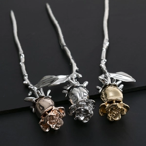 Trio détaillé d'épingles à cheveux rose métallique en finitions or rose, argent et or