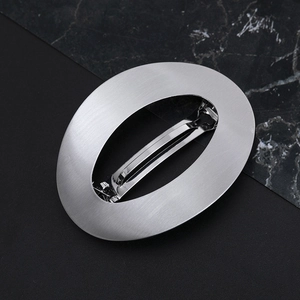 Barrette à cheveux ovale géométrique minimale en métal argenté avec texture brossée