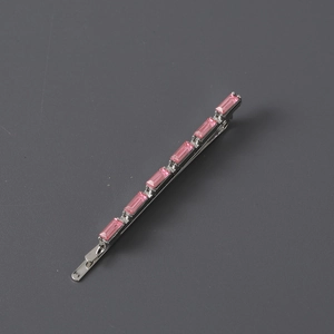 Barrette en alliage argenté avec sept cristaux roses rectangulaires alignés avec soin