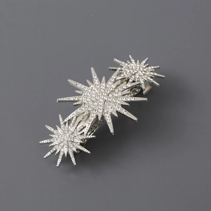 Pince à cheveux argentée élégante avec trois motifs d'étoiles brillants en strass