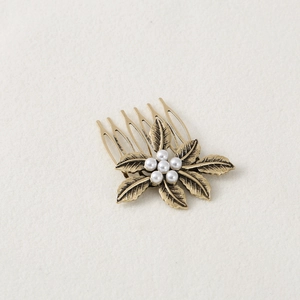 Vintage bronze flower hair comb with white faux pearls and elegant leaf texture