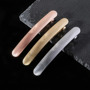Barrettes à cheveux minimalistes en métal brossé, or rose, or et argent sur fond pierre