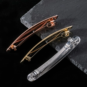 Lot de trois barrettes en métal brossé aux finitions or rose, doré et argenté