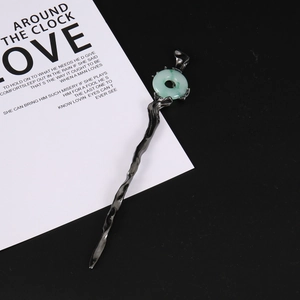 Épingle à cheveux chinoise noire avec pendentif en jade vert au design rétro minimaliste