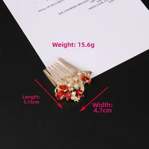Gros plan d'un peigne à cheveux doré rétro avec strass rouges et perles blanches