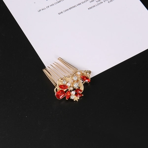 Peigne à cheveux rétro doré avec diamants rouges colorés et perles artificielles