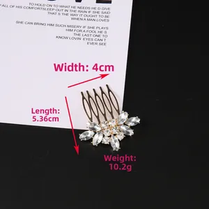 Dettaglio del pettine per capelli floreale con strass di 4 cm di larghezza e 5,36 cm di lunghezza