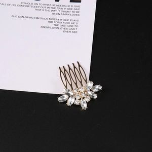 Elegante pettine per capelli in metallo dorato con cristalli scintillanti a forma di fiore