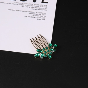 Elegante pettine per capelli con cristalli verdi e struttura dorata in stile vintage