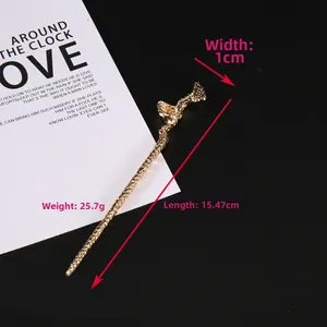 Detailed macro view of golden metal hair pin with hammered texture and measurement 15.47cm