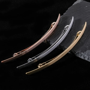 Ensemble de trois barrettes minimalistes en métal mat, finitions or rose, argent et doré