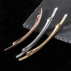 Lot de trois barrettes fines en métal couleur or rose, argent et or sur pierre sombre
