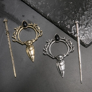 Gothik-Haarnadel-Set mit Geweih-Design, schwarzem Edelstein und Fledermausflügeln in Gold-Silber