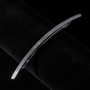 Gros plan d'une barrette minimaliste en argent mat avec texture en métal brossé