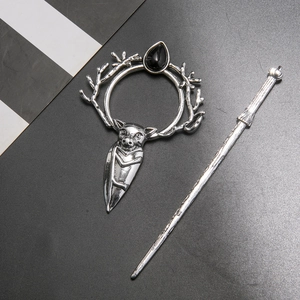 Gothic Haarnadel Set aus Silber mit geflügeltem Tierschädel und schwarzen Edelsteinen