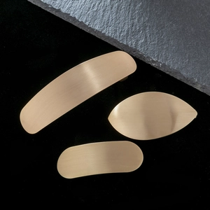 Trois barrettes à cheveux dorées mates minimalistes aux formes ovales et géométriques