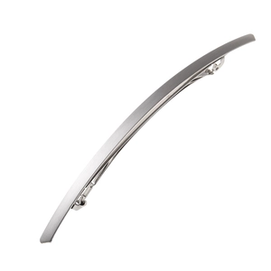 Barrette fine en métal minimaliste avec une finition mate en argent brossé