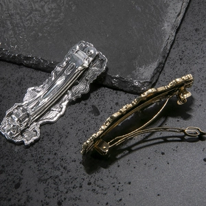 Large vintage leaf-patterned metal spring hair clips in gold and silver finish