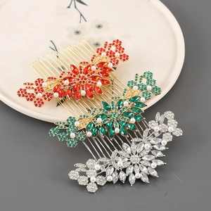 Gros plan détaillé de peignes à cheveux de mariée avec strass et perles sur une assiette