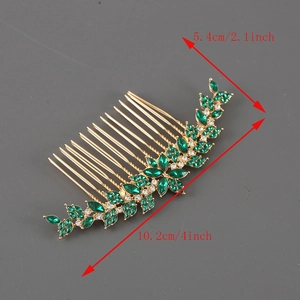 Dettaglio di un pettine dorato con strass verdi e dimensioni di 10,2 cm di lunghezza
