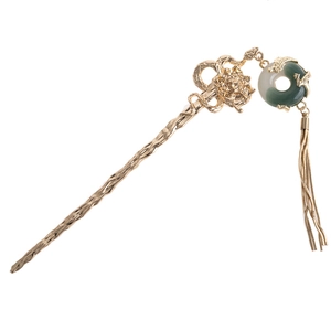 Détail d'épingle à cheveux avec roses gravées et pompon en jade blanc et vert