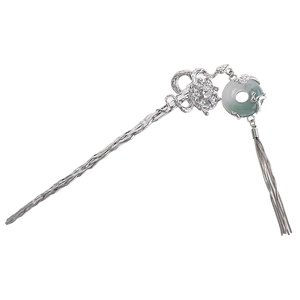 Détails d'une épingle à cheveux argentée avec anneau de jade vert et pompons métalliques