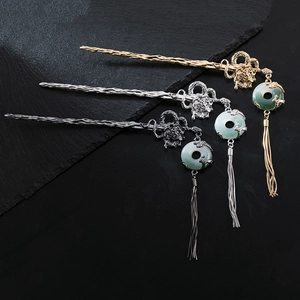 Épingles à cheveux chinoises traditionnelles avec pierre de jade et longs glands en métal