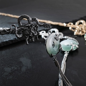 Épingle à cheveux serpent et rose avec pendentif en jade vert et longs pompons en métal